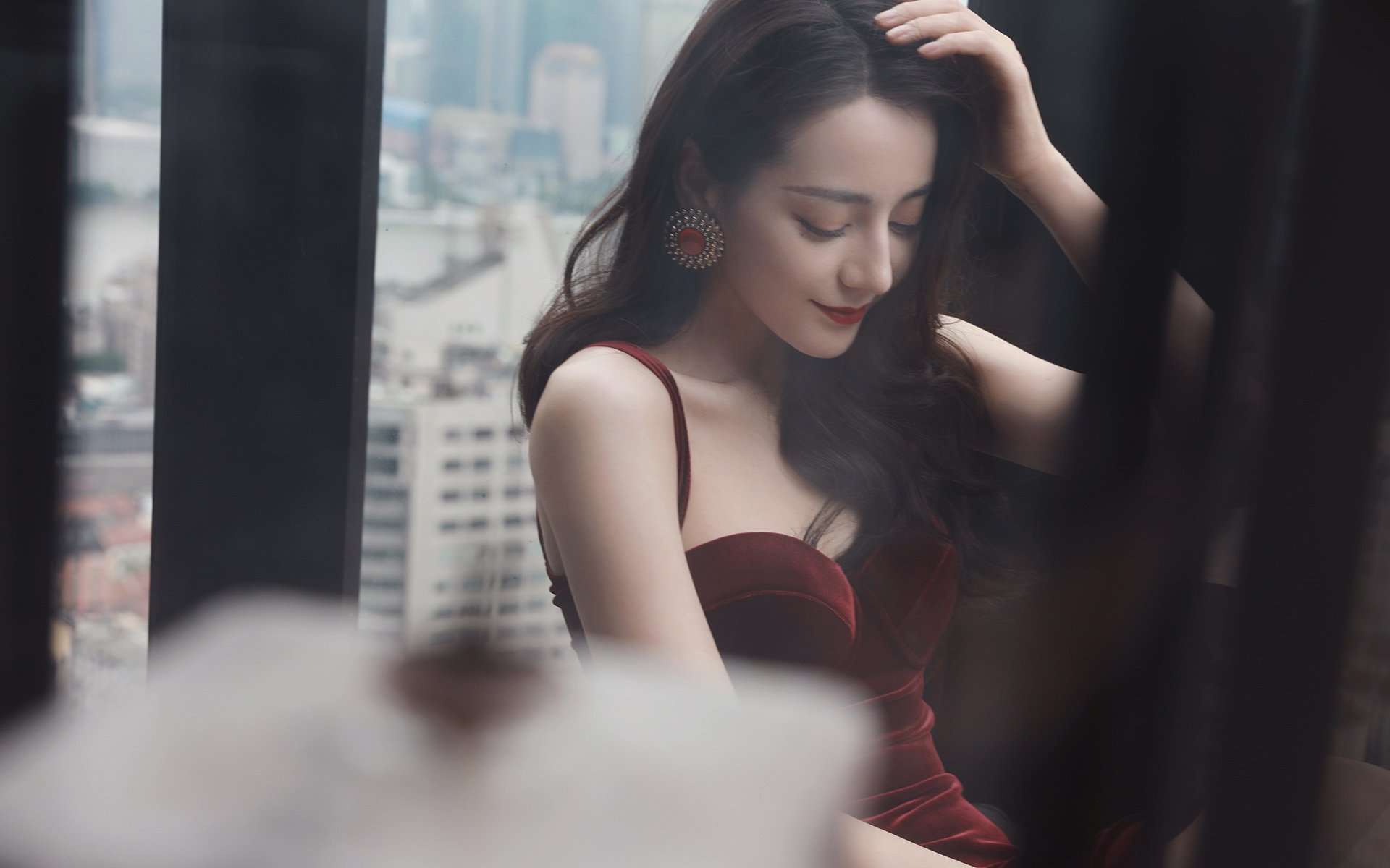 紧张足球比赛中球队表现出色，势如破竹，足球比赛正在紧张地进行修改病句